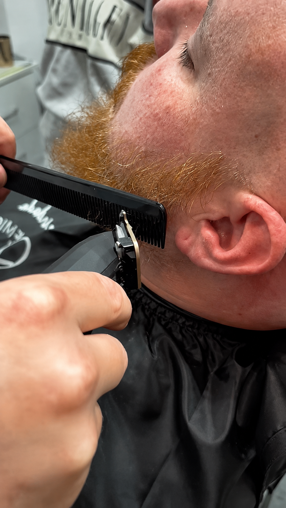 Guillermo realizando un corte combinado a tijera y máquina