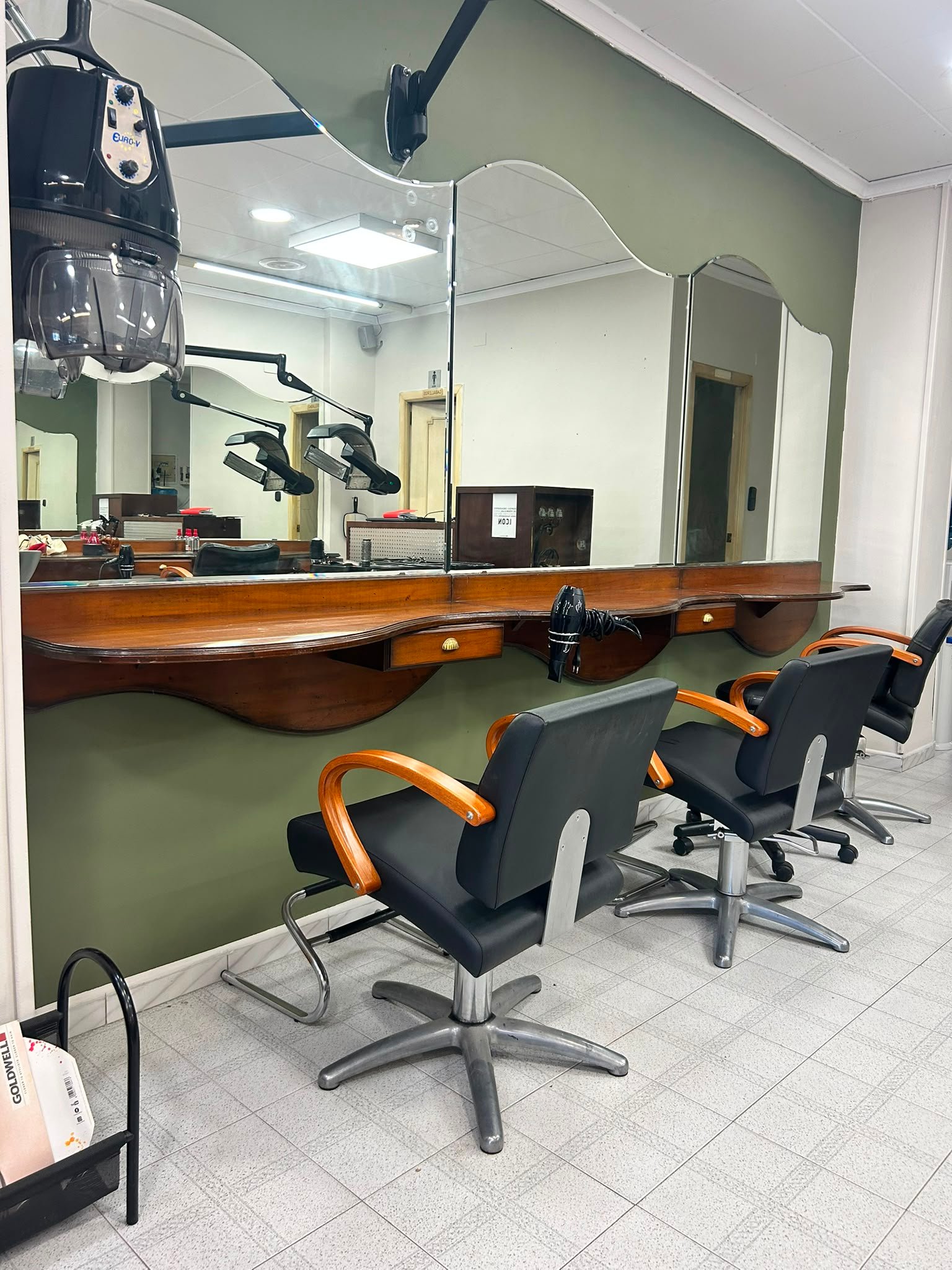 Sillones y puestos de trabajo de la peluquería
